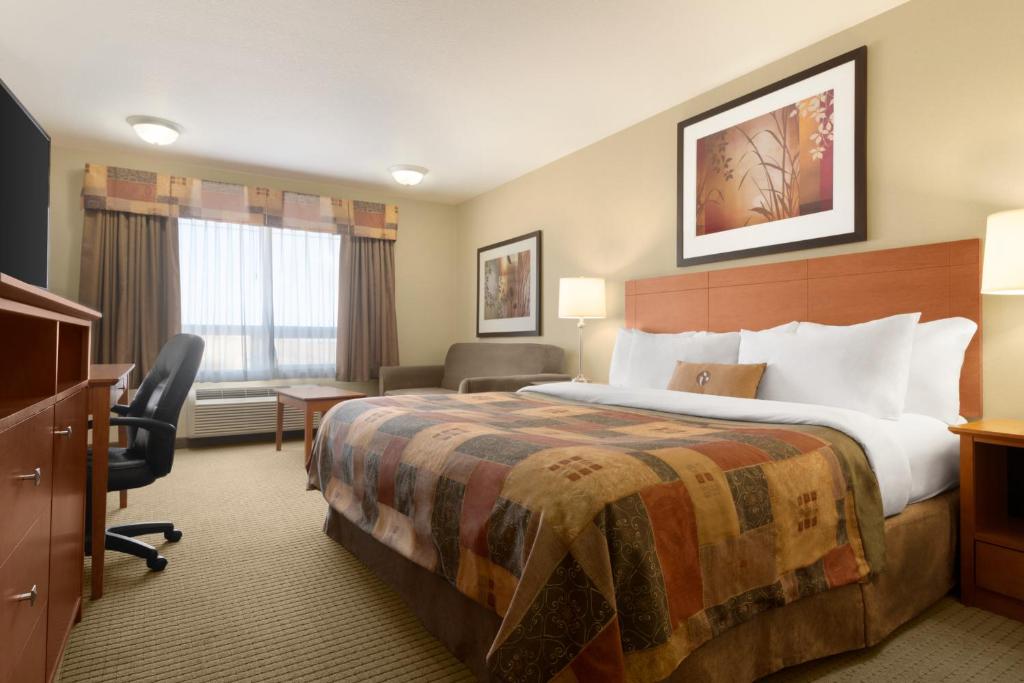 Postel nebo postele na pokoji v ubytování Ramada by Wyndham Drayton Valley