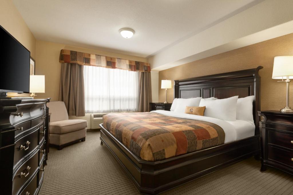 Postel nebo postele na pokoji v ubytování Ramada by Wyndham Drayton Valley