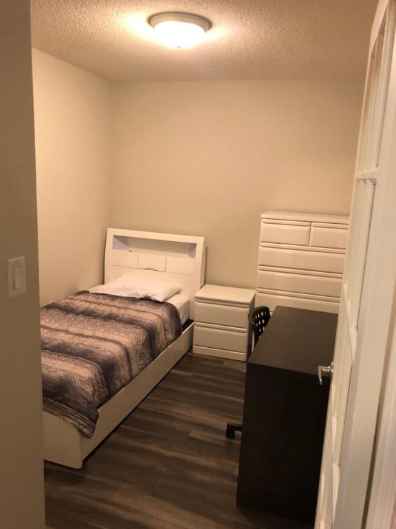 Postel nebo postele na pokoji v ubytování Mississauga Furnished Apartments