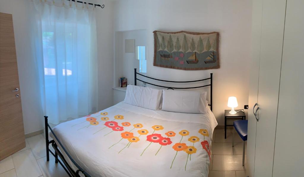 a bedroom with a bed with flowers on it at Pra Livrana in Porlezza