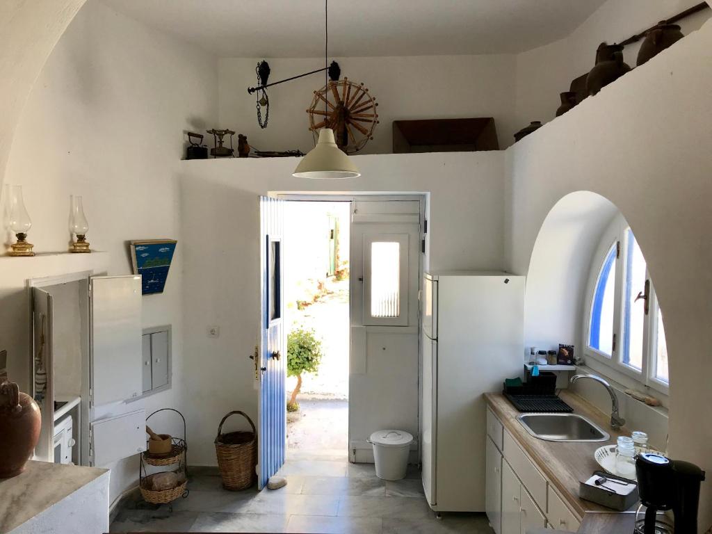 Kuchyň nebo kuchyňský kout v ubytování Spacious Paros, Lefkes house with awesome view