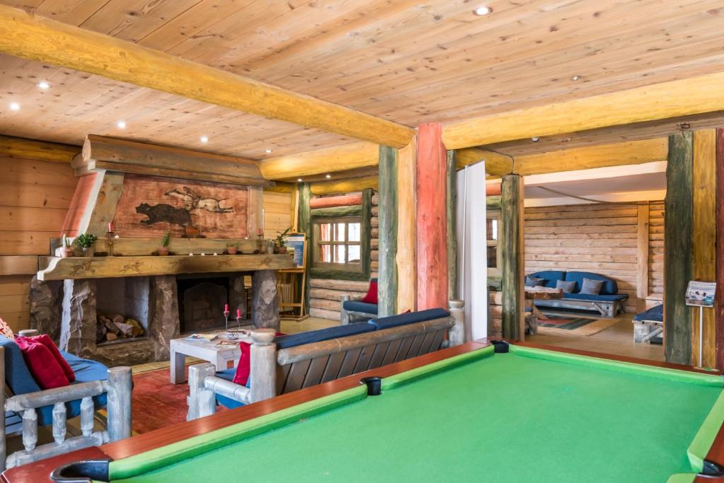 a pool table in a room with a fireplace at Résidence Pierre &amp; Vacances Premium Les Alpages de Chantel in Arc 1800