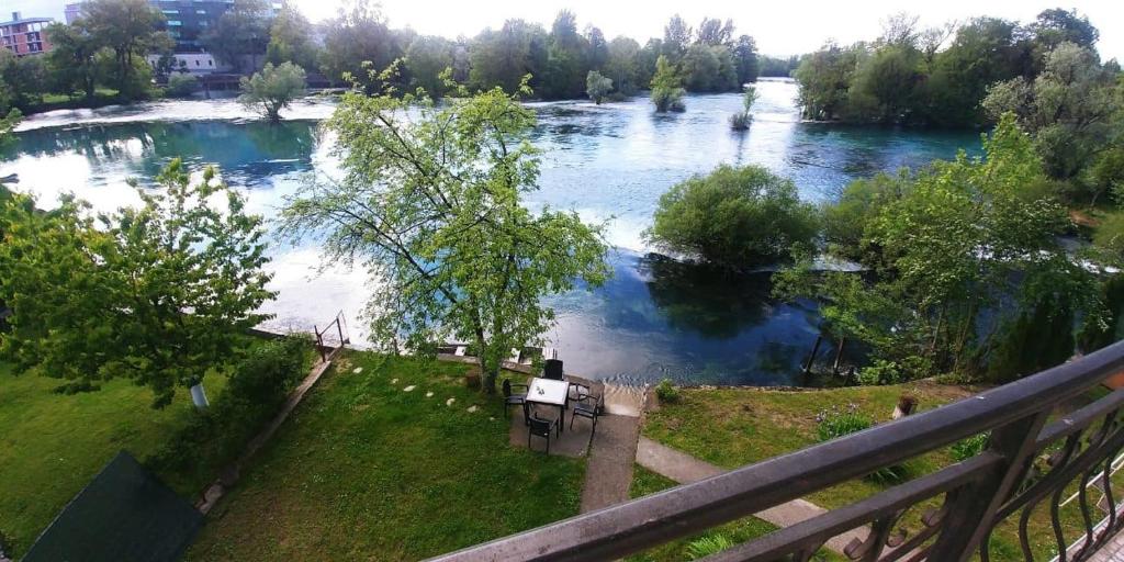 Výhled na řeku, která protéká v blízkosti apartmánu