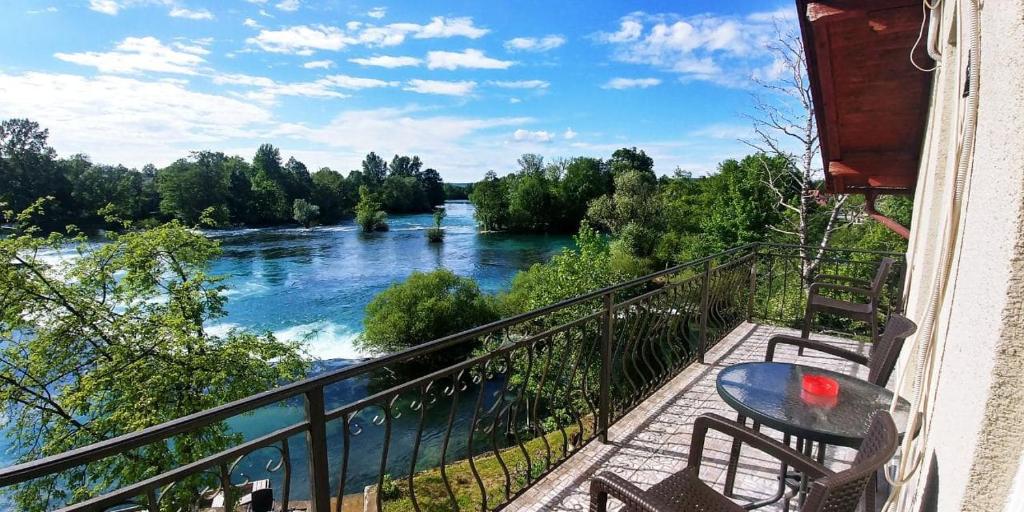 Výhled na řeku, která protéká v blízkosti apartmánu