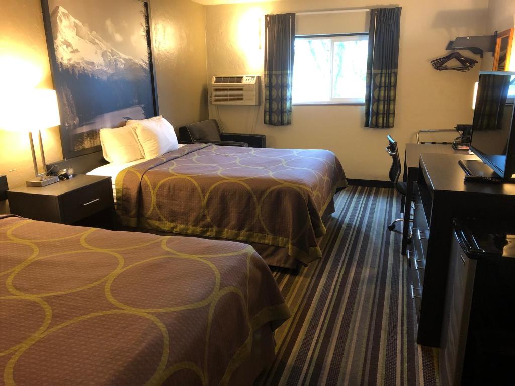 Super 8 by Wyndham Portland Airport photo