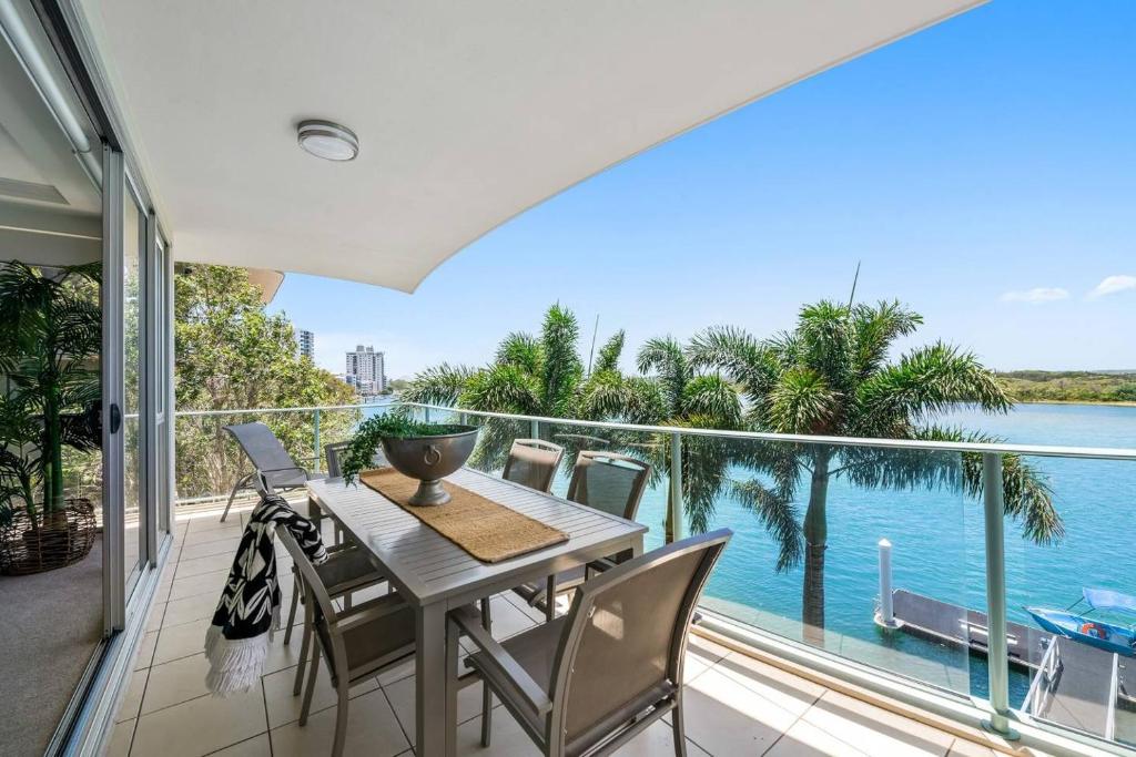 A balcony or terrace at Luxury Waterfront Maroochydore Free Wine Netflix Parking