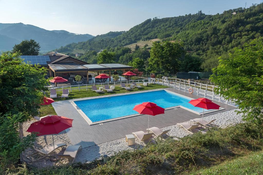 Ein Blick auf den Pool von der Unterkunft Tenuta Valdorso - Agri Resort oder aus der Nähe