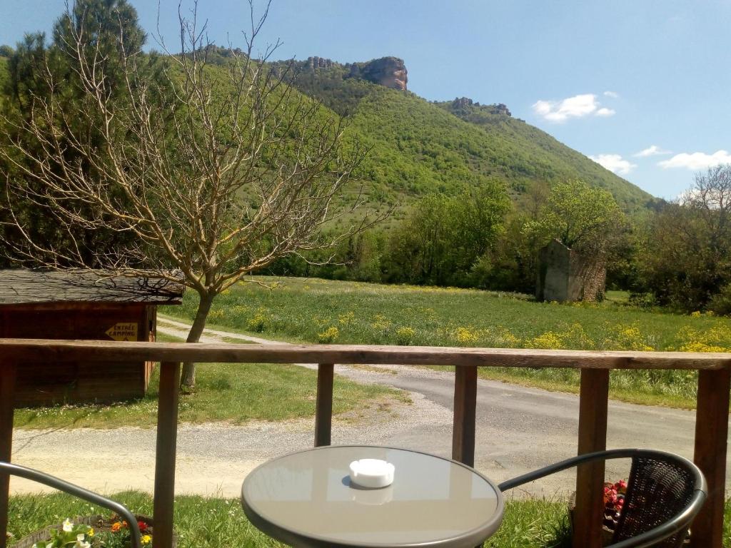 un tavolo su un balcone con una montagna sullo sfondo di Camping Le Vialaret a Nant