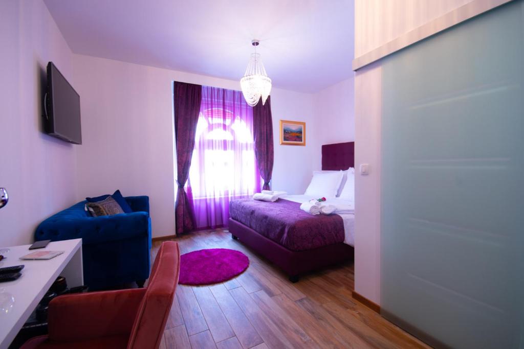 une chambre d'hôtel avec un lit, une table et une chaise dans l'établissement Center Luxury Rooms 2, à Split