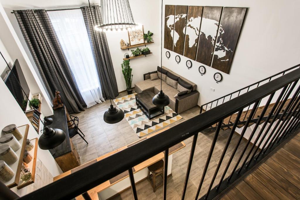 una vista aérea de una sala de estar con una escalera en Дві незалежні квартири поряд загалом для 8 гостей, КЛ, en Odessa