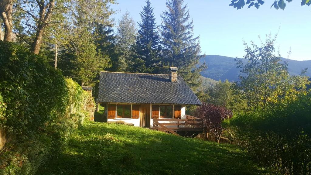 uma pequena casa no lado de uma colina em Can Serraima, Casa rural a prop de la Cerdanya em Navá