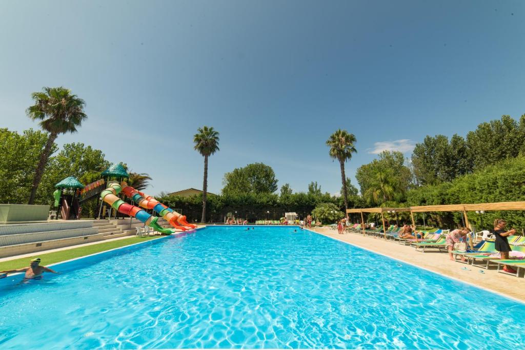 una piscina en un complejo con un tobogán en Marina di Rossano Village Club, en Rossano