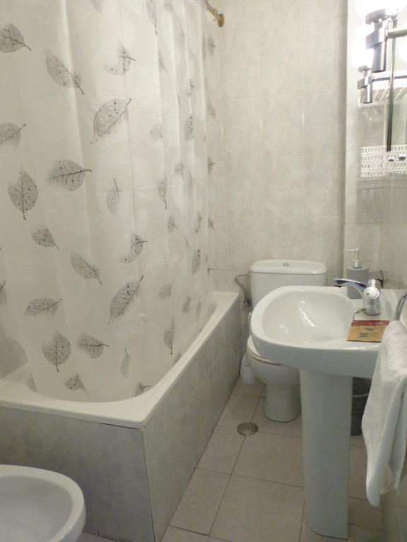 Koupelna v ubytování HOSTAL CANDELEDA