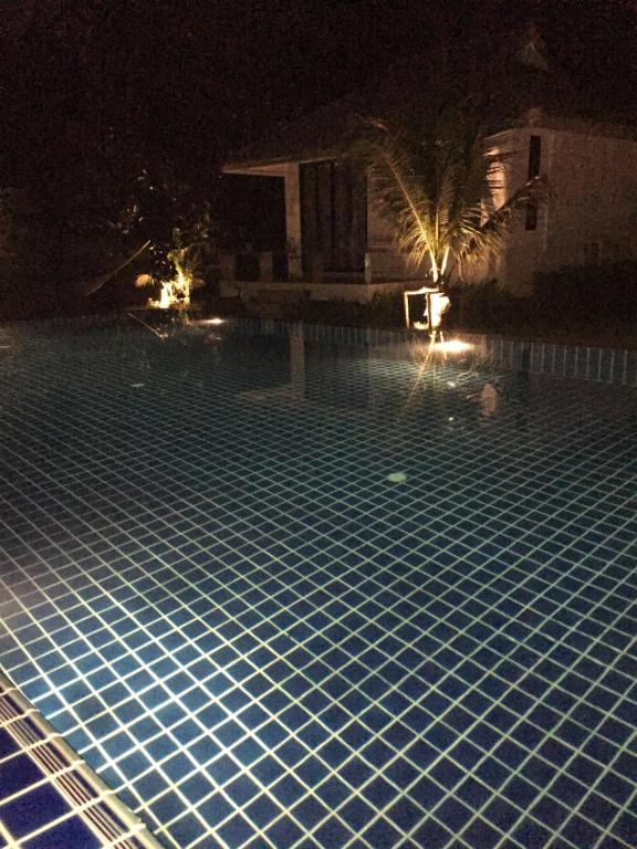 Bazén v ubytování Bulan Villa rayong nebo v jeho okolí