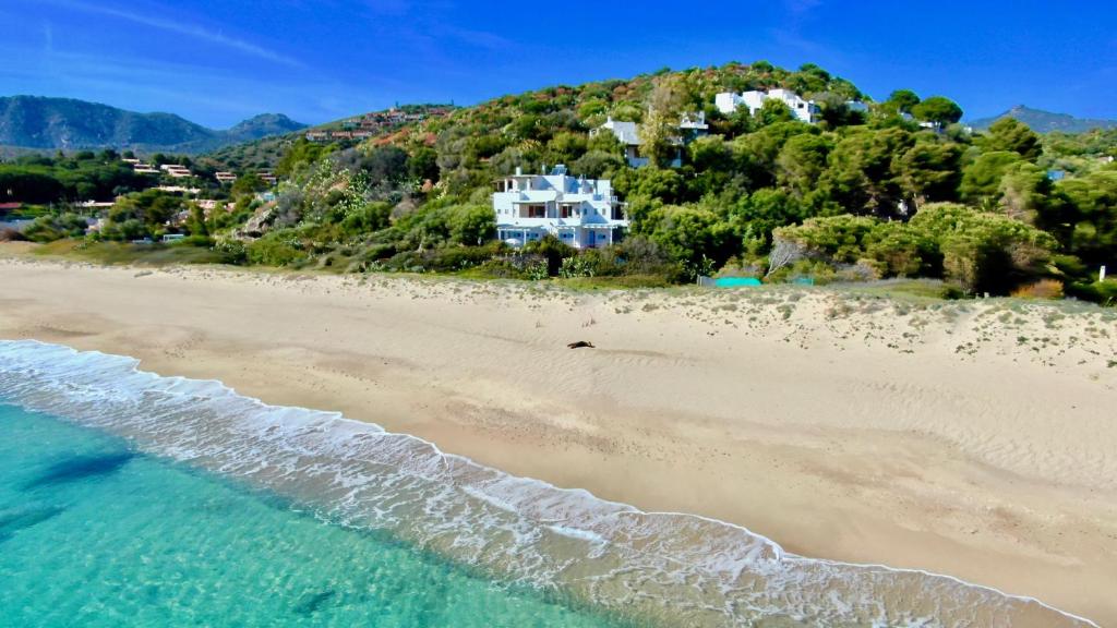una vista aérea de una playa con una casa en Beachfront House Geremeas Sardegna, en Geremèas