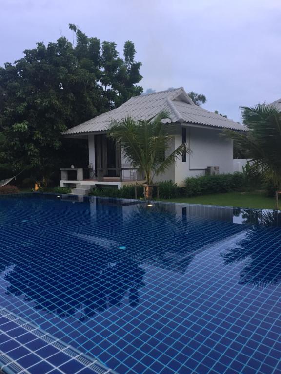 uma piscina em frente a uma casa em Bulan Villa rayong em Rayong