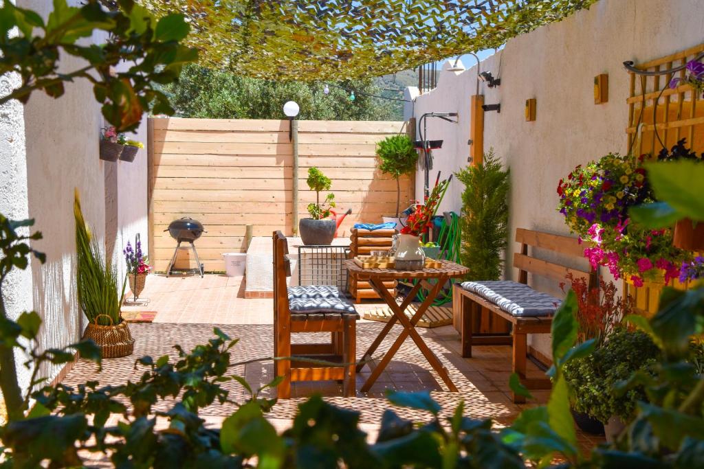 patio ze stołem, krzesłami i ogrodzeniem w obiekcie Afrodites Residence Triopetra w mieście Triopetra