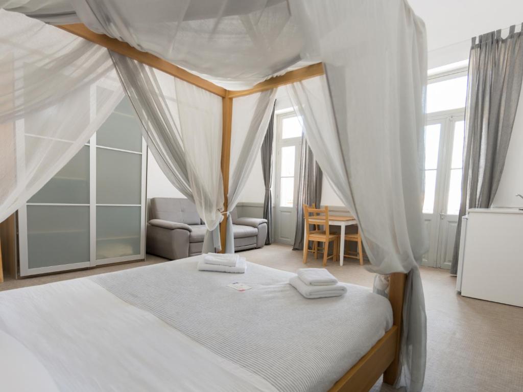 Postel nebo postele na pokoji v ubytování Douskos Guesthouse