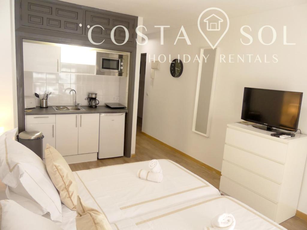 Kuchyňa alebo kuchynka v ubytovaní LA CARIHUELA TORREMOLINOS - STUDIO 2- COSTA SOL HOLIDAY RENTALS