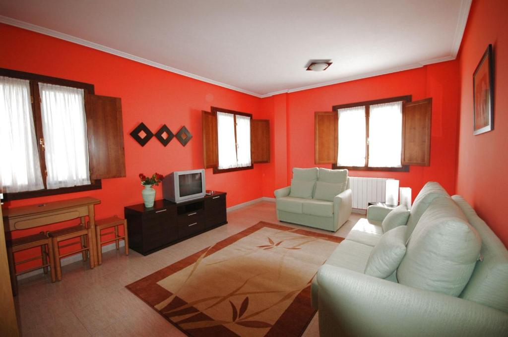 A television and/or entertainment centre at Apartamentos Las Rosas