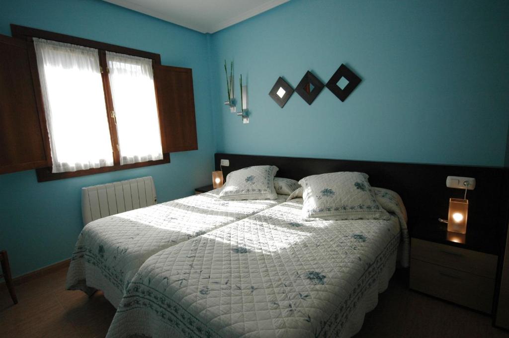 A bed or beds in a room at Apartamentos Las Rosas