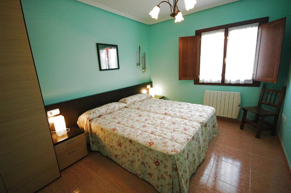 A bed or beds in a room at Apartamentos Las Rosas