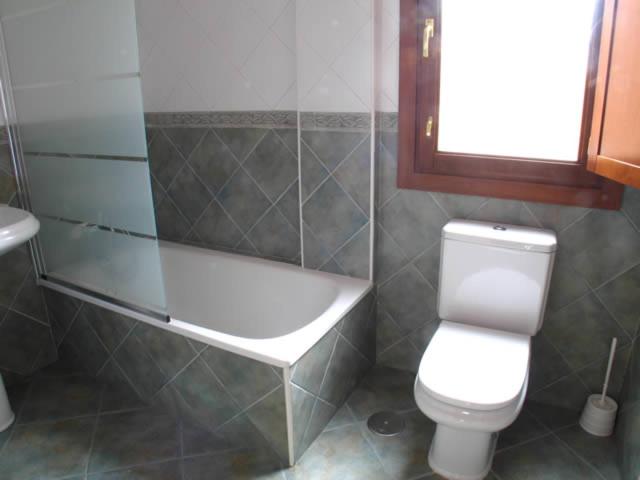 A bathroom at Apartamentos Las Rosas