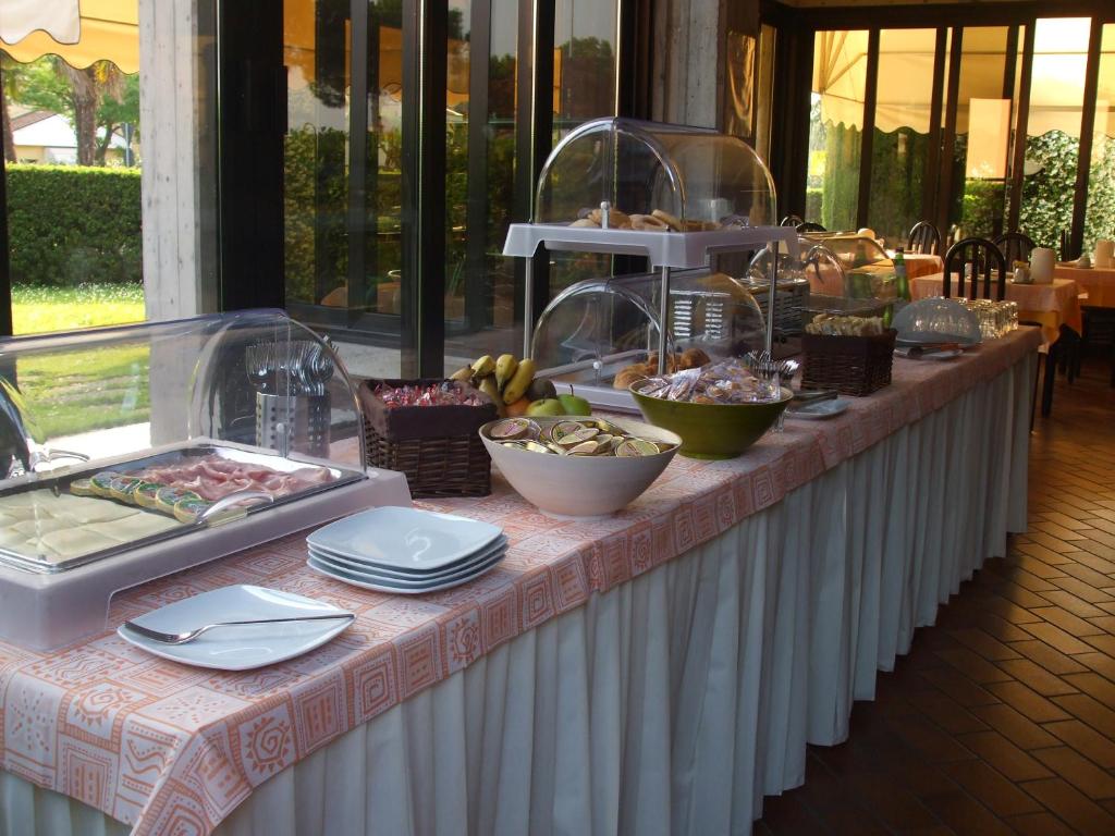 una línea de buffet con comida encima de una mesa en Hotel Derby, en Sirmione