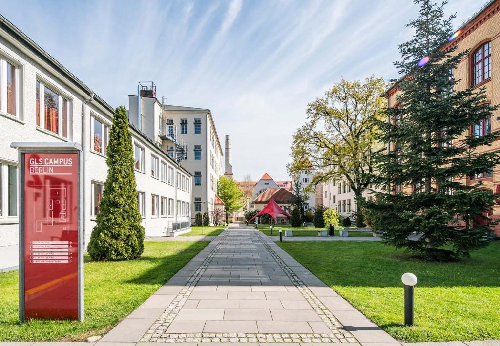 eine Straße mit Gebäuden und einer roten Telefonzelle in der Unterkunft GLS Studio Hotel Berlin in Berlin