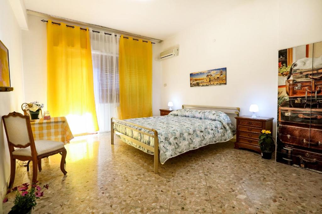 - une chambre avec un lit et une chaise dans l'établissement A Casa di Fra', à Palerme