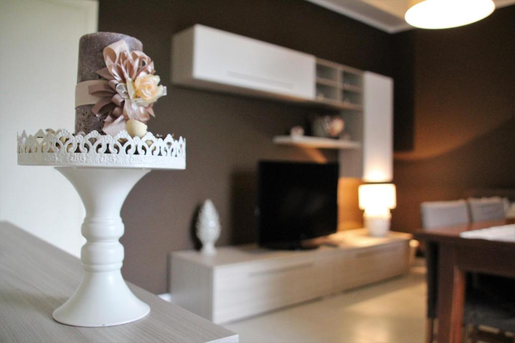 un pastel blanco sobre una mesa en la sala de estar en B&B Relais Aeclanum, en Mirabella Eclano