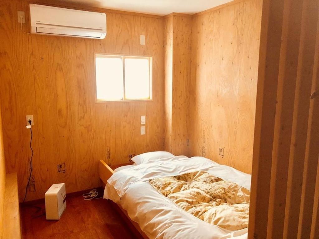 Guesthouse Otaru Wanokaze single room / Vacation STAY 32196 tesisinde bir odada yatak veya yataklar