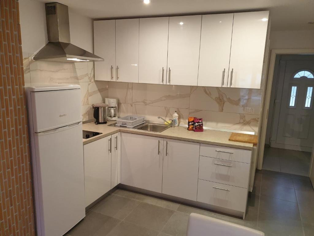 Kuchyňa alebo kuchynka v ubytovaní Mar e Sol Apartments