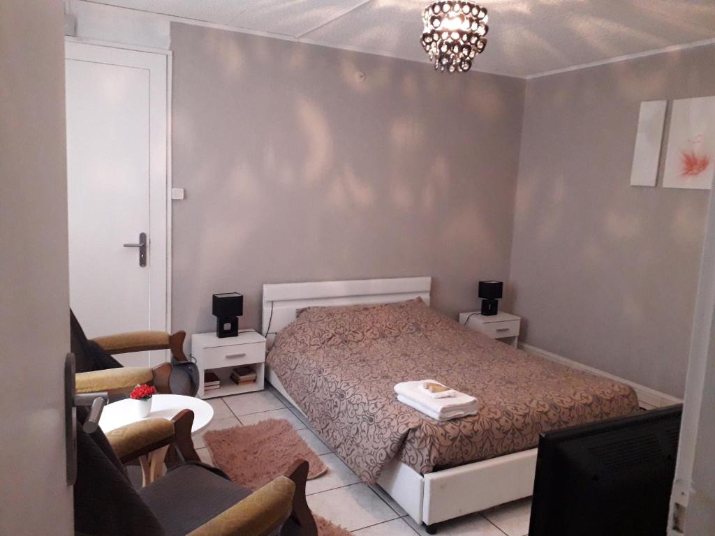 Meublés B-D - One-Bedroom Apartment