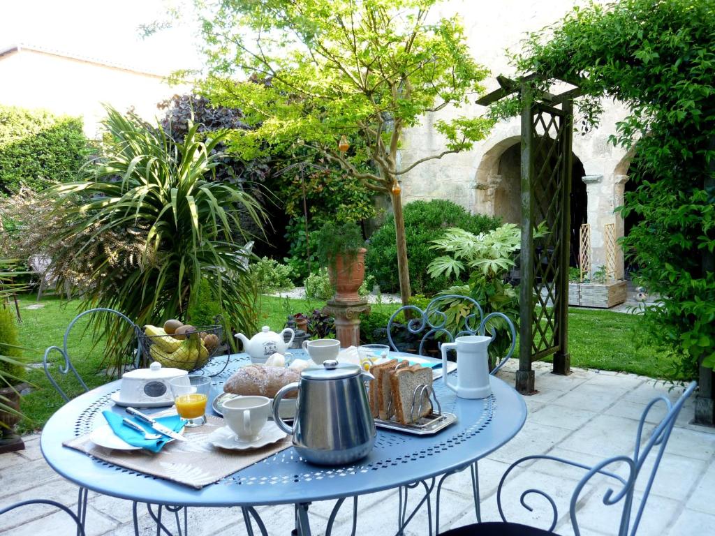 una mesa azul con comida en un jardín en TIME AFTER TIME, en Pons