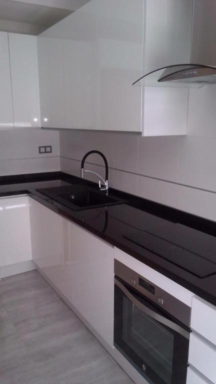 Kuchnia lub aneks kuchenny w obiekcie Stylish Apartment in the heart of Málaga with Pool