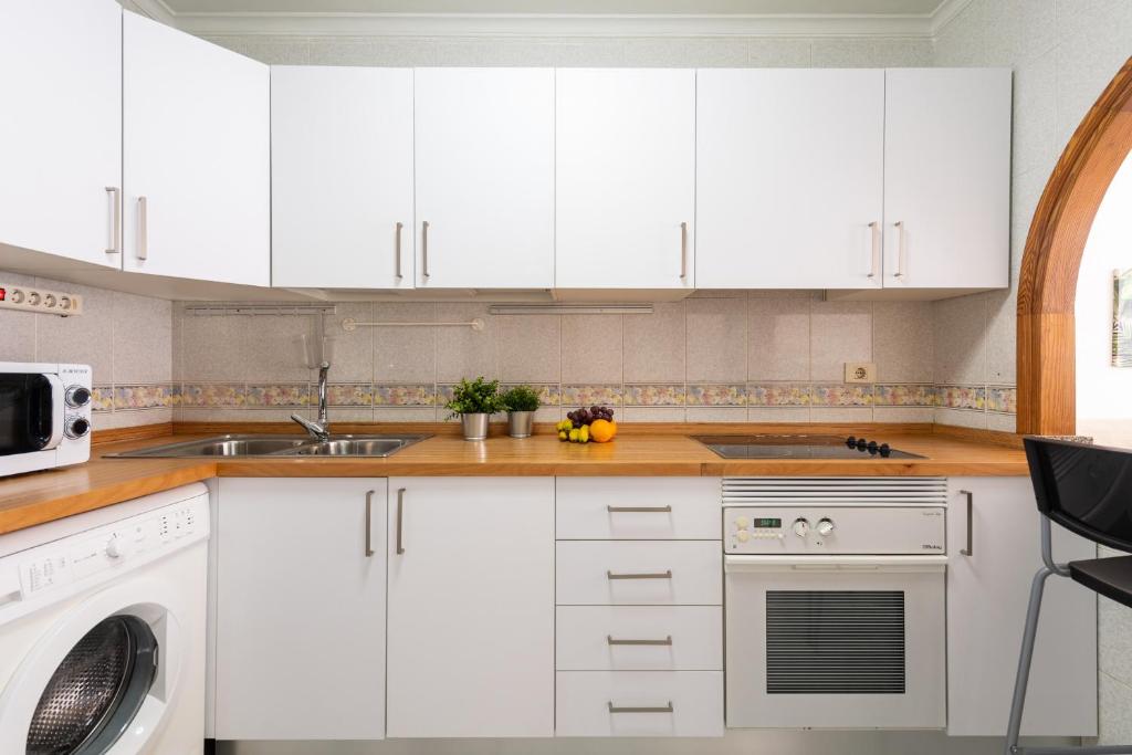 A kitchen or kitchenette at Next to the beach 5 beds - Wifi by CanariasGetaway