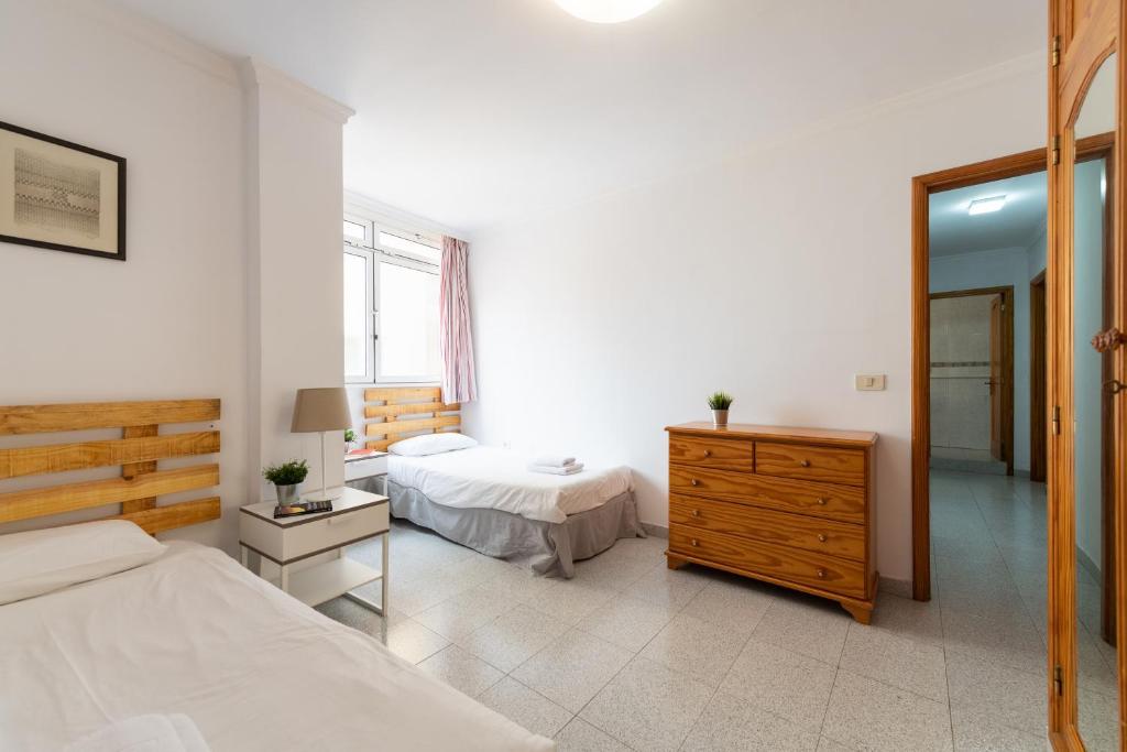 A bed or beds in a room at Next to the beach 5 beds - Wifi by CanariasGetaway
