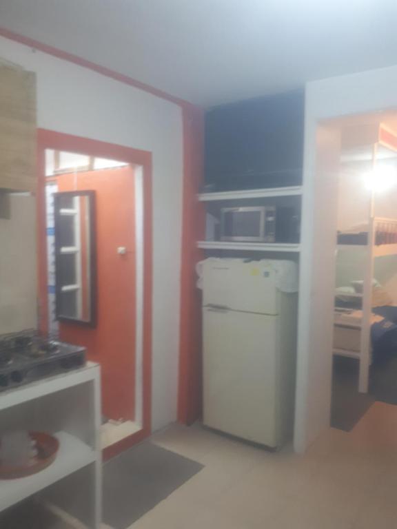 una pequeña cocina con nevera y microondas en Mi casita en puebla, en Puebla