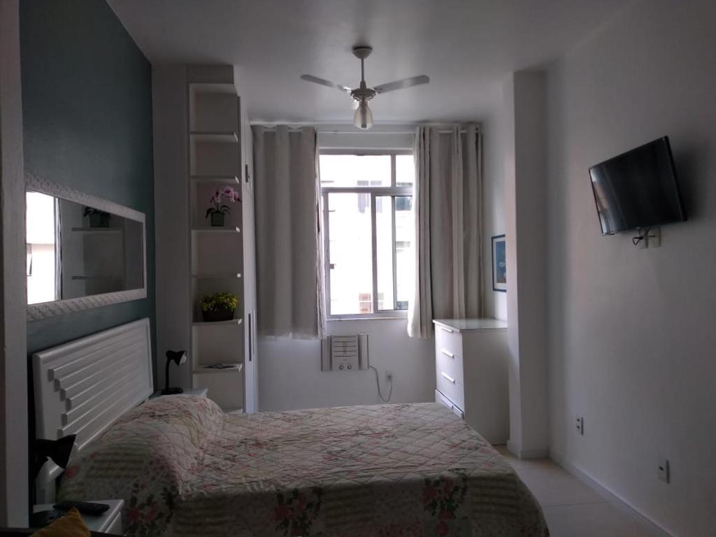 1 dormitorio con 1 cama y TV en Apartamento Copacabana, en Río de Janeiro