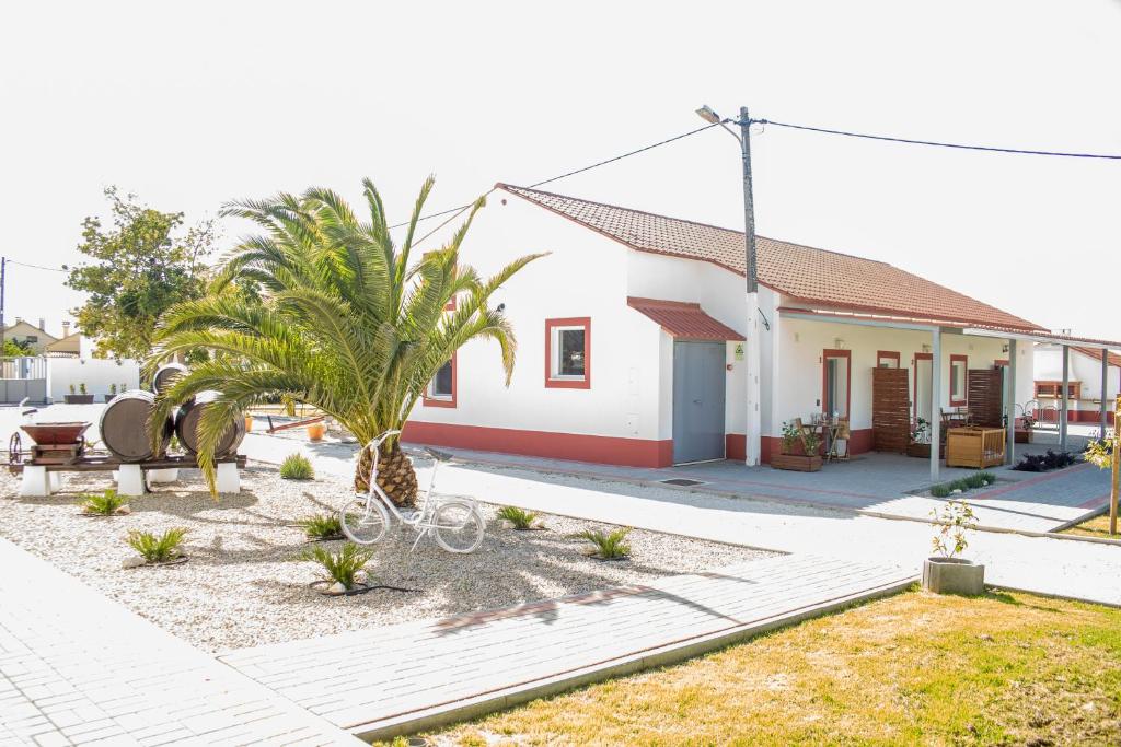une maison avec un palmier en face dans l'établissement Casa das Pipas #1, à Pinhal Novo
