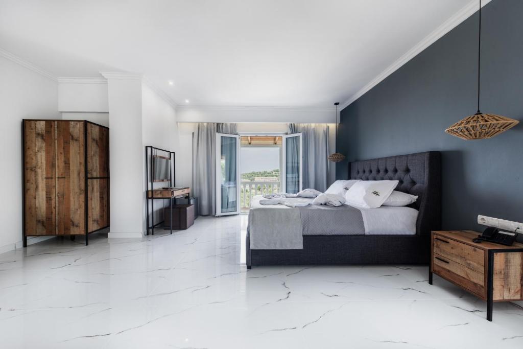 una camera con letto e parete blu di Zante Calinica Hotel a Tsilivi