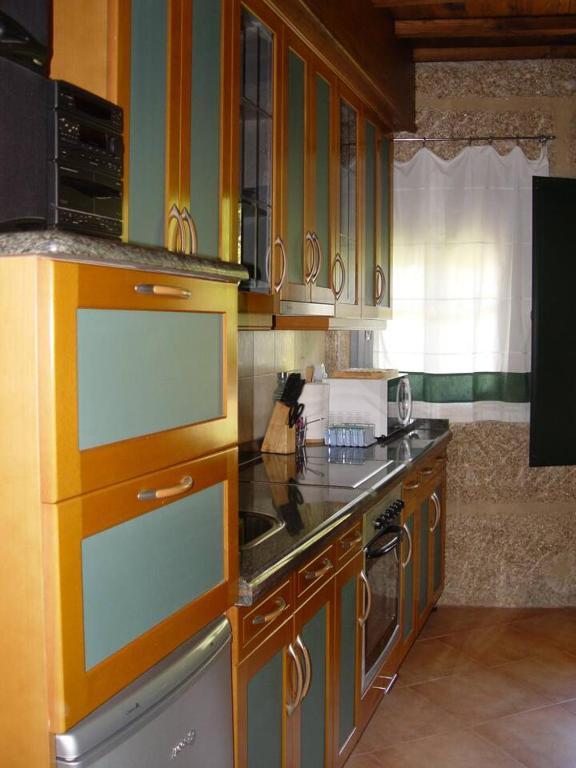 Kuchnia lub aneks kuchenny w obiekcie Casa en Viñoas (Ribeira Sacra)