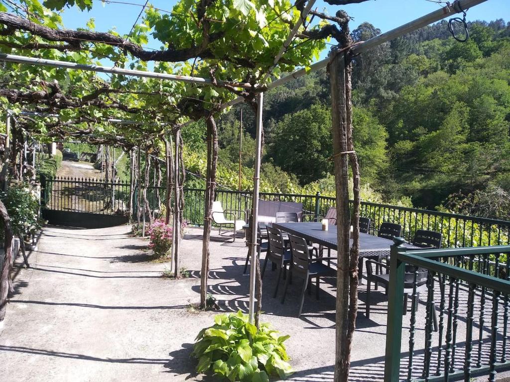 pergola ze stołem piknikowym na patio w obiekcie Casa en Viñoas (Ribeira Sacra) w mieście Viñoás