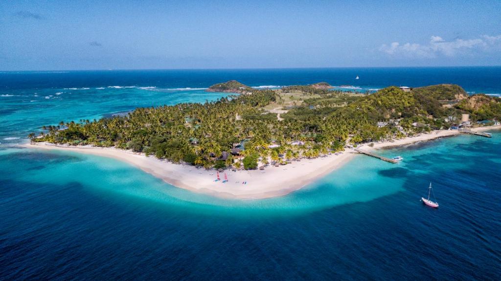 uma vista aérea de uma ilha no oceano em The Palm Island Resort - All Inclusive em Palm Island