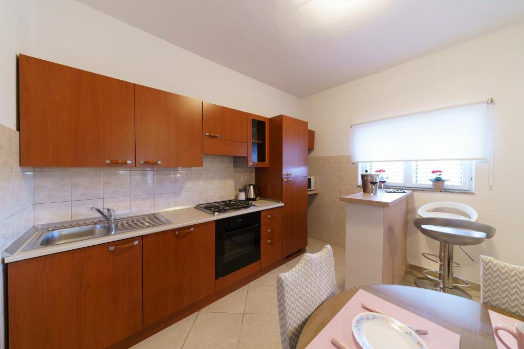 Kuchyňa alebo kuchynka v ubytovaní Apartmani Judita