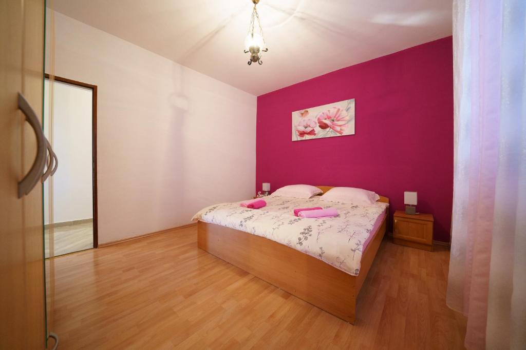 Posteľ alebo postele v izbe v ubytovaní Apartmani Judita