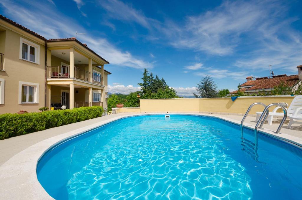 una piscina frente a una casa en Apartments Sime, en Matulji