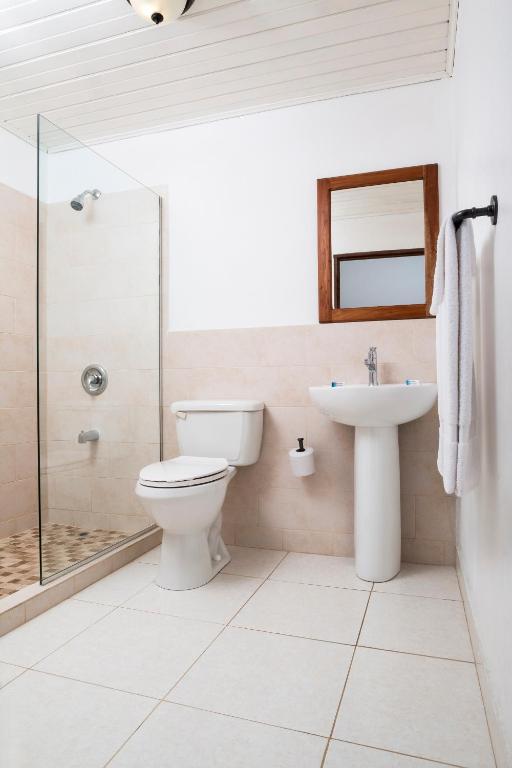 Un baño de White Sands Negril