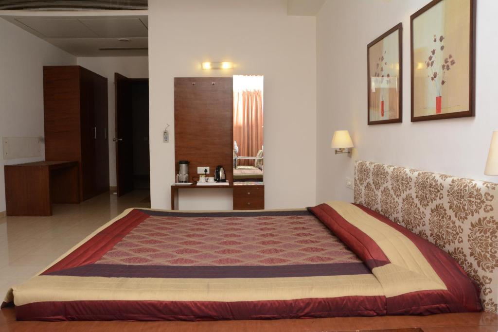 Postel nebo postele na pokoji v ubytování Hotel Platinum Inn